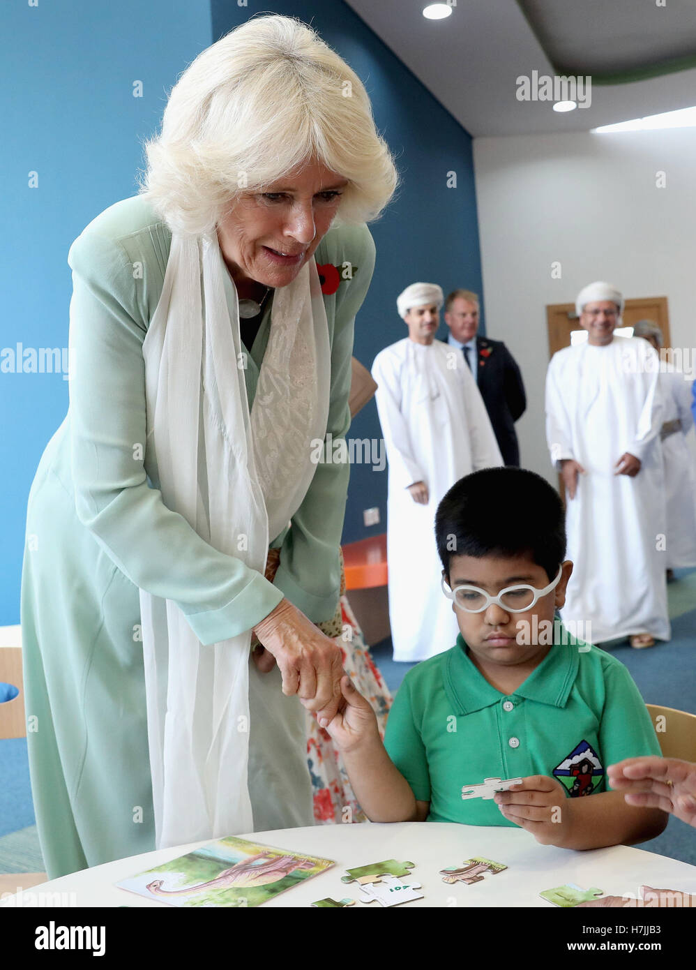 La duchessa di Cornovaglia orologi un ragazzo completando un puzzle come ella visite Oman la prima per bambini biblioteca pubblica in Muscat durante la gita reale del Medio Oriente. Foto Stock