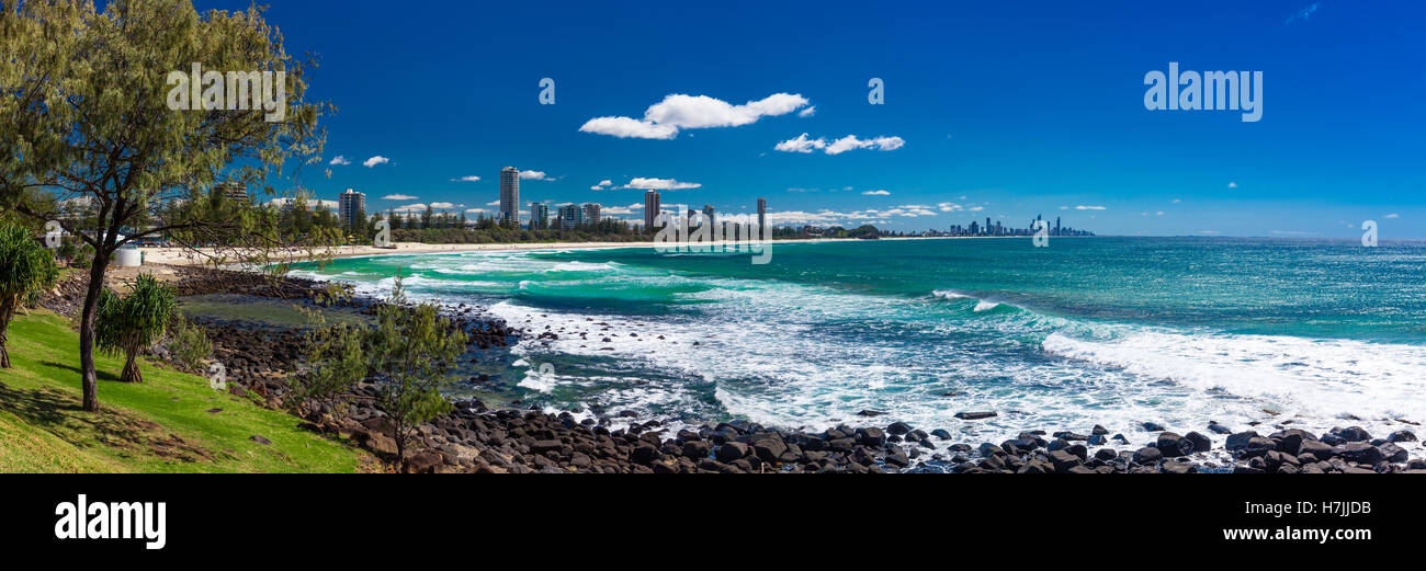 Dello skyline di Gold Coast e surf beach visibile da teste di Burleigh, Queensland, Australia Foto Stock