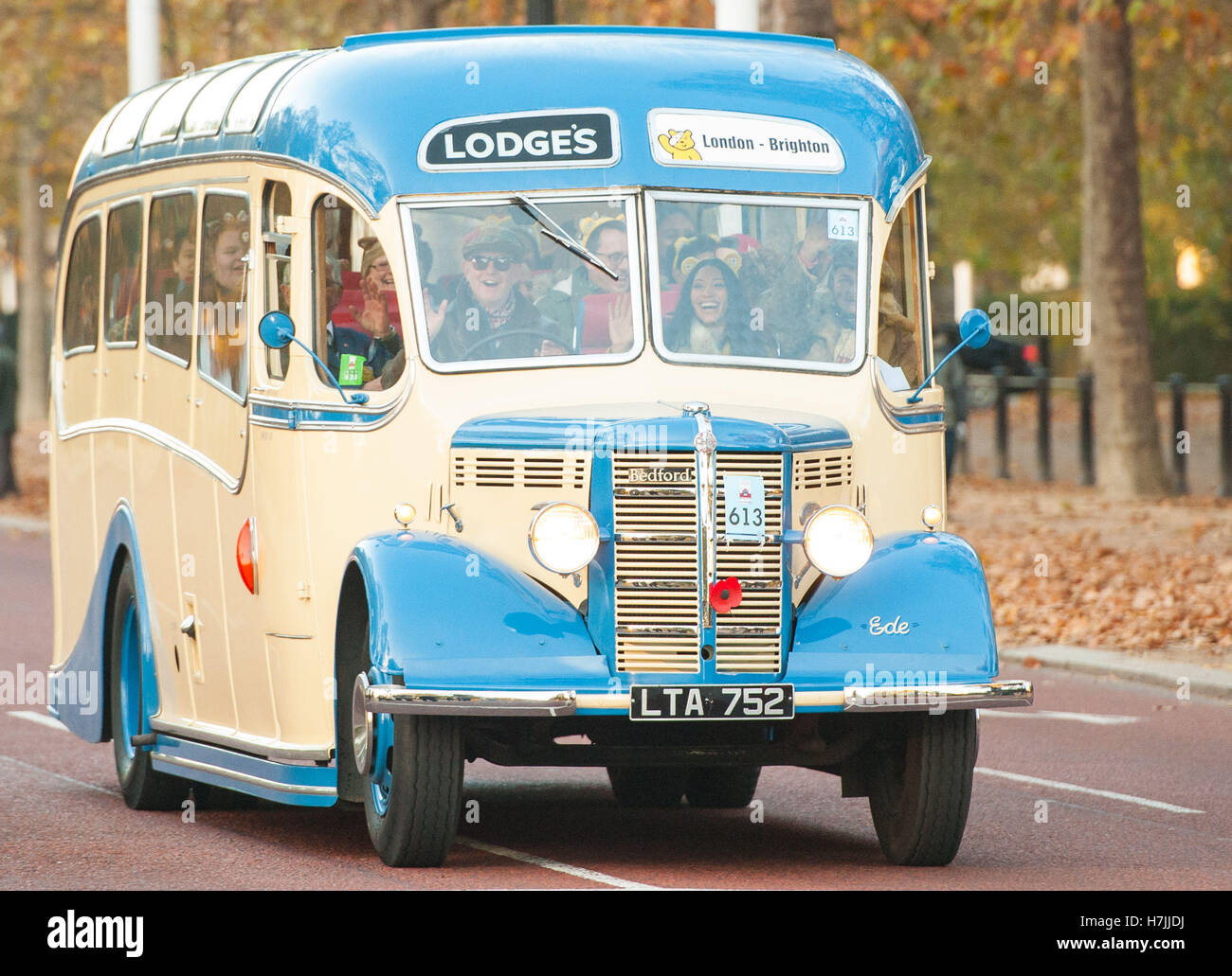 Solo uso editoriale Chris Evans alla guida di un autobus d'epoca durante la Bonhams Londra a Brighton Veteran Car Run a Londra. Foto Stock