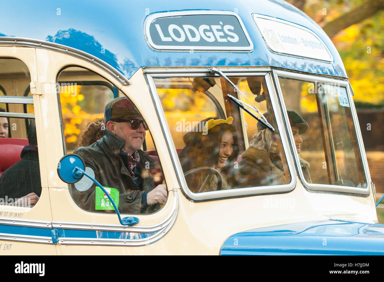 Solo uso editoriale Chris Evans alla guida di un autobus d'epoca durante la Bonhams Londra a Brighton Veteran Car Run a Londra. Foto Stock