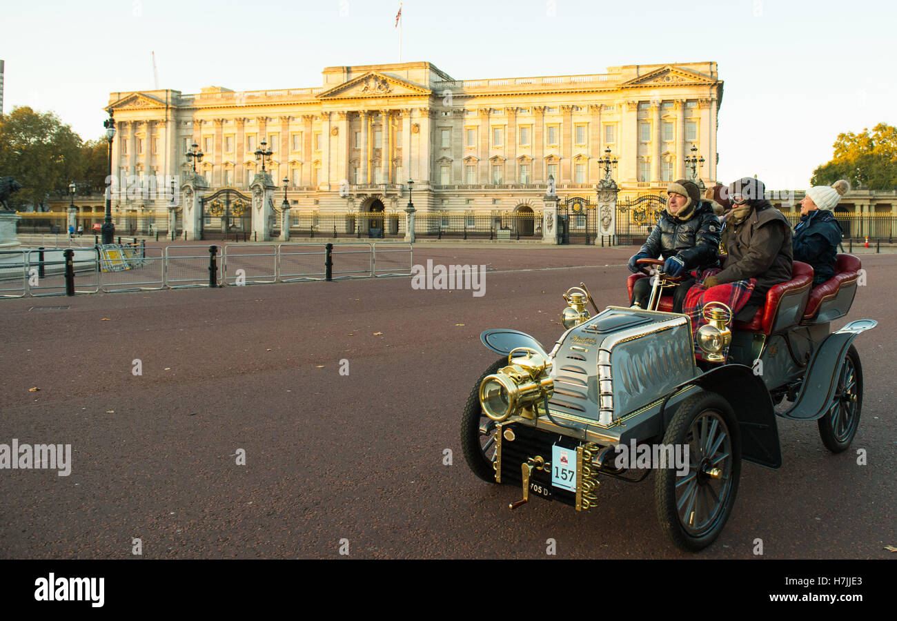 I partecipanti passano da Buckingham Palace durante il Bonhams London per la corsa in auto dei veterani di Brighton a Londra. Foto Stock