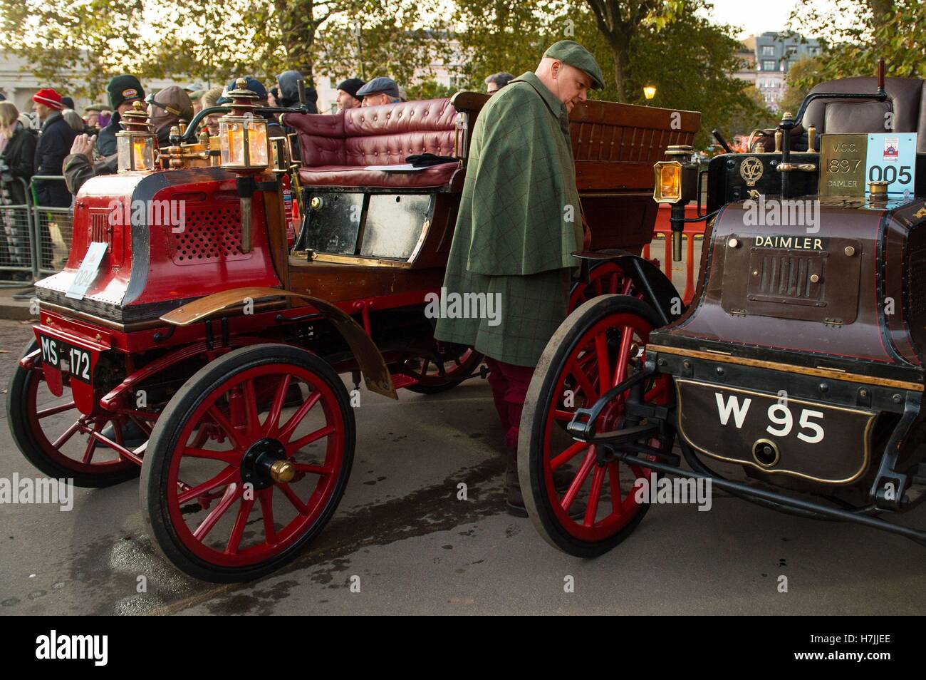 Solo uso editoriale un uomo nel periodo abito veicoli viste schierate prima dell' inizio della Bonhams Londra a Brighton Veteran Car Run all'angolo di Hyde Park di Londra. Foto Stock