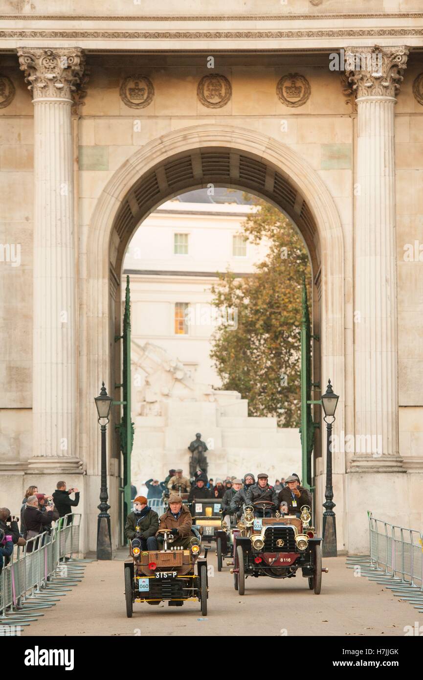 I partecipanti attraversano Wellington Arch durante il Bonhams London fino alla Brighton Veteran Car Run a Londra. Foto Stock