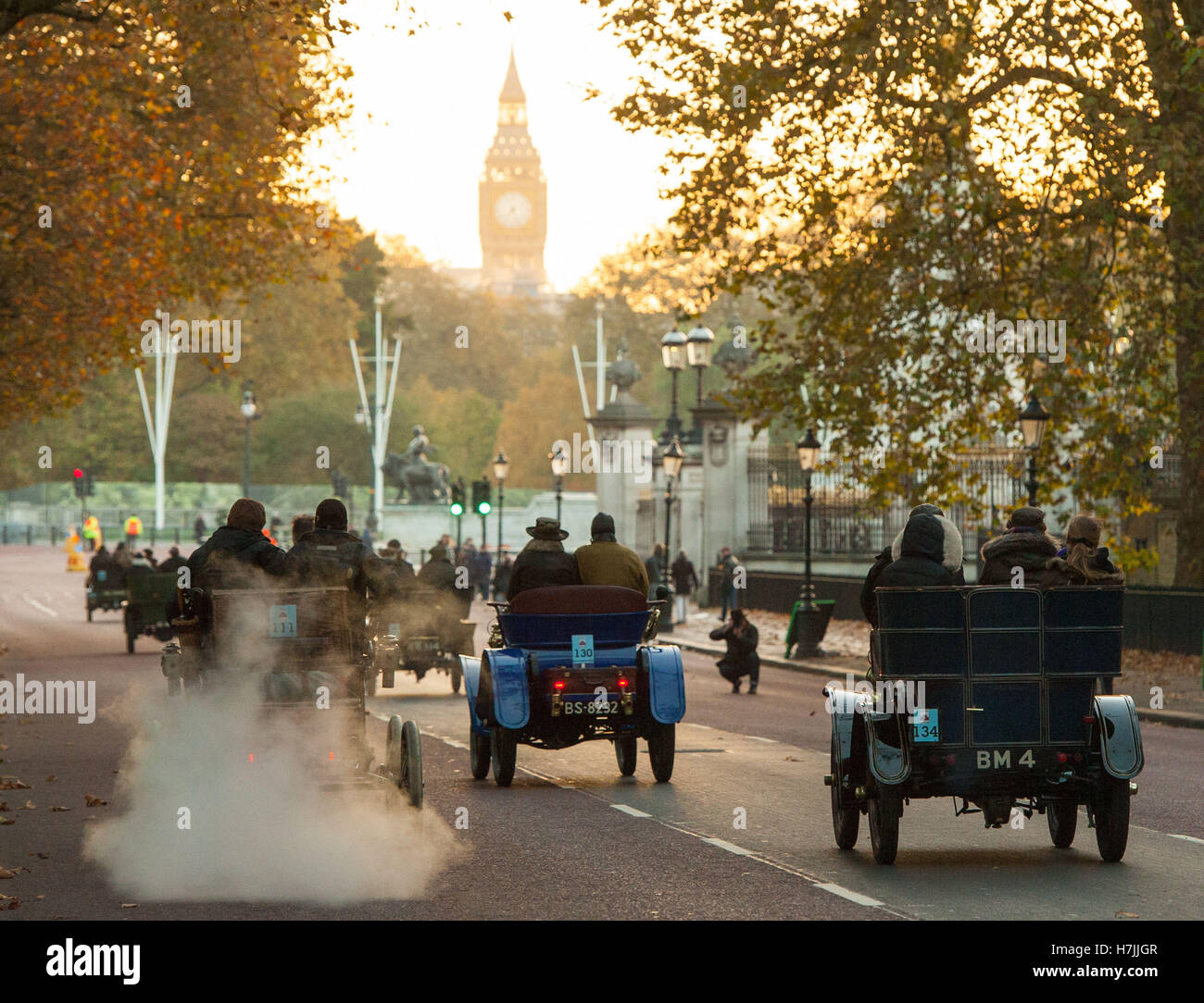 Solo uso editoriale partecipanti guidare lungo Constitution Hill verso il Big Ben durante la Bonhams Londra a Brighton Veteran Car Run a Londra. Foto Stock