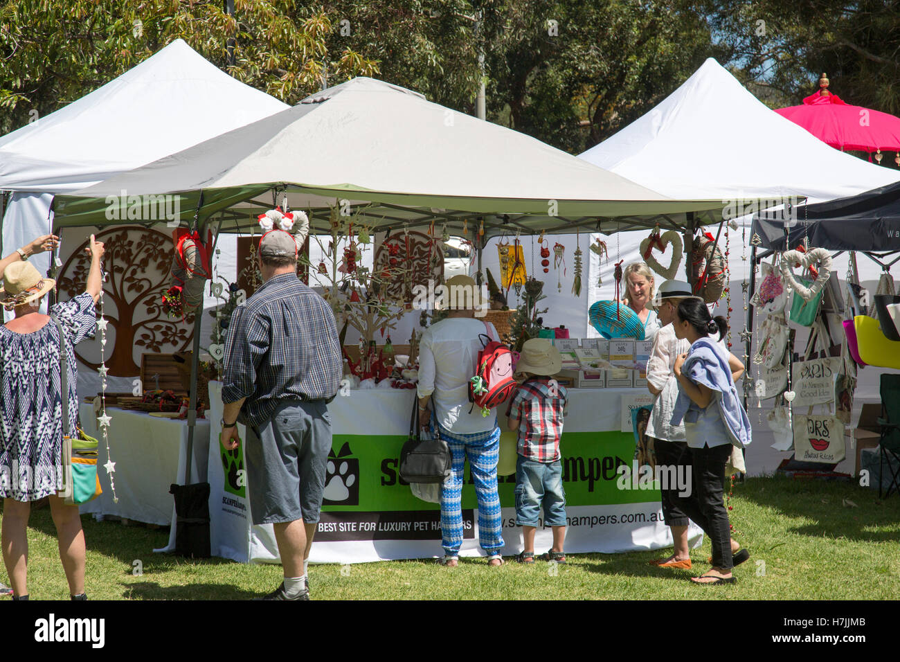 Mona Vale il giorno di mercato si spegne nel villaggio park, la vendita di merci di natale , Sydney, Nuovo Galles del Sud, Australia Foto Stock