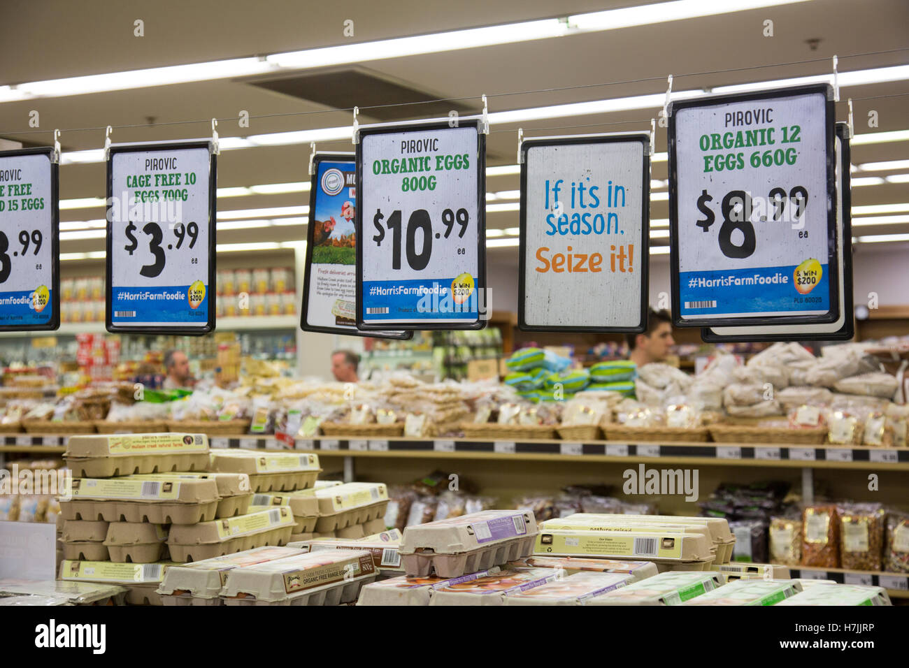 Harris mercati agricoli scaffali dei supermercati vendono le uova organiche , maschio shoppers, Nuovo Galles del Sud, Australia Foto Stock