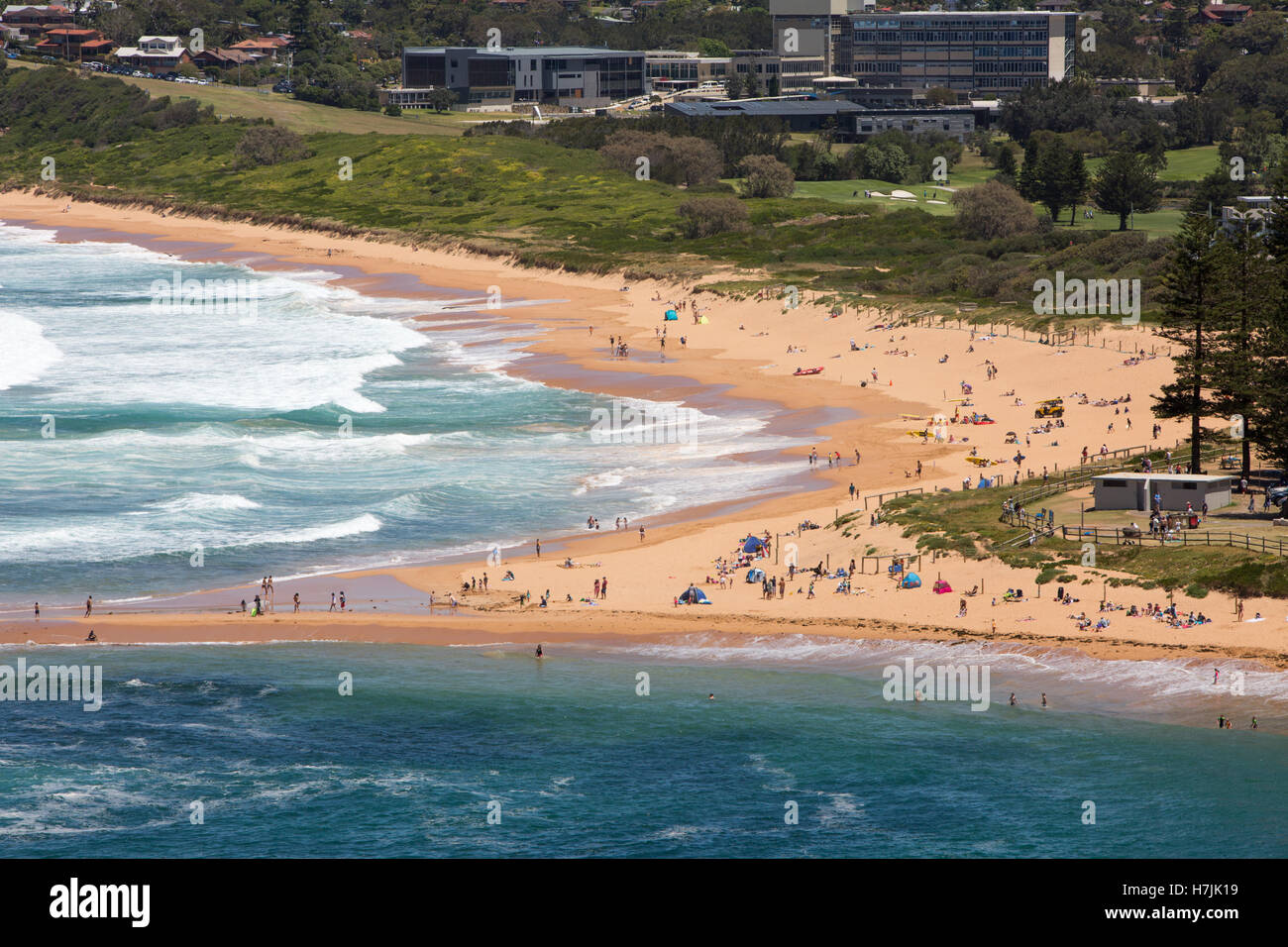 Vista guardando in direzione sud lungo la Mona Vale beach, uno di Sydney la famosa Northern Beaches,l'Australia Foto Stock