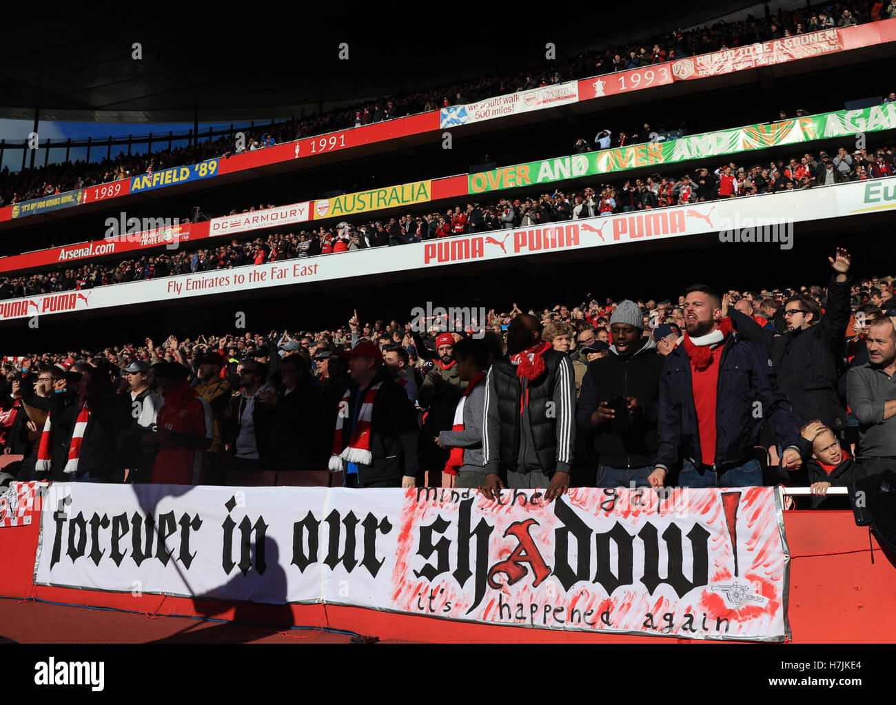 Arsenal sostenitori durante il match di Premier League a Emirates Stadium di Londra. Foto Stock