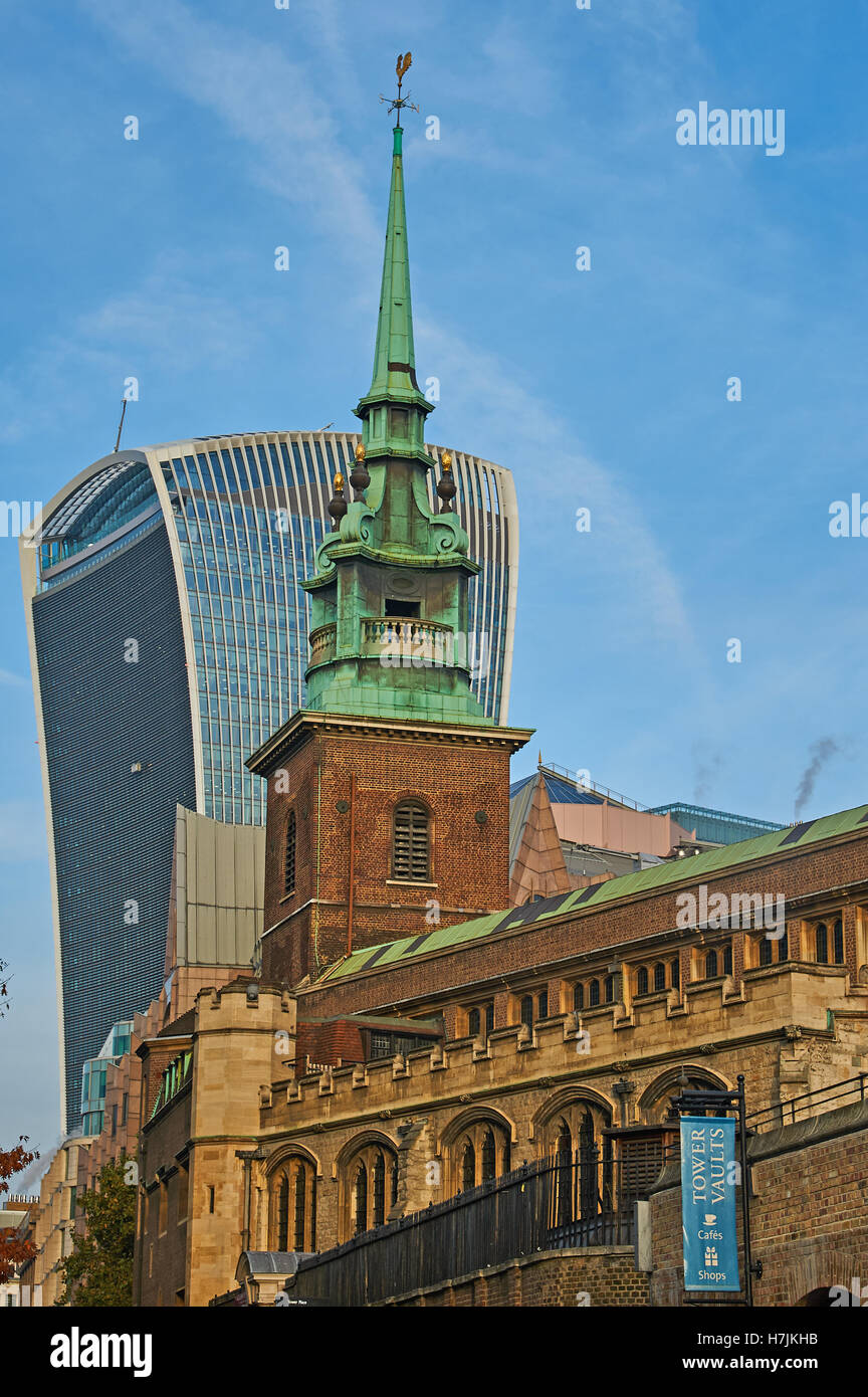 Vecchi e nuovi edifici formano la linea di sky nella città di Londra. Foto Stock