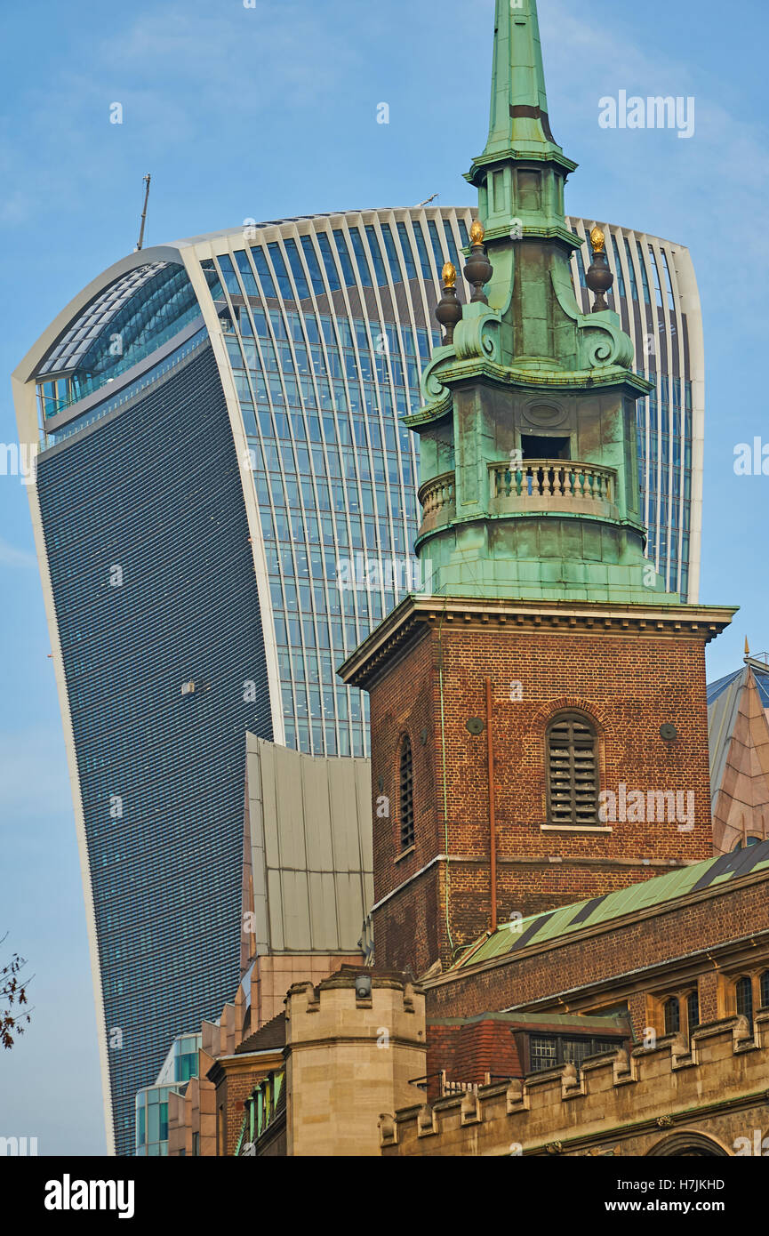 Vecchi e nuovi edifici formano la linea di sky nella città di Londra. Foto Stock