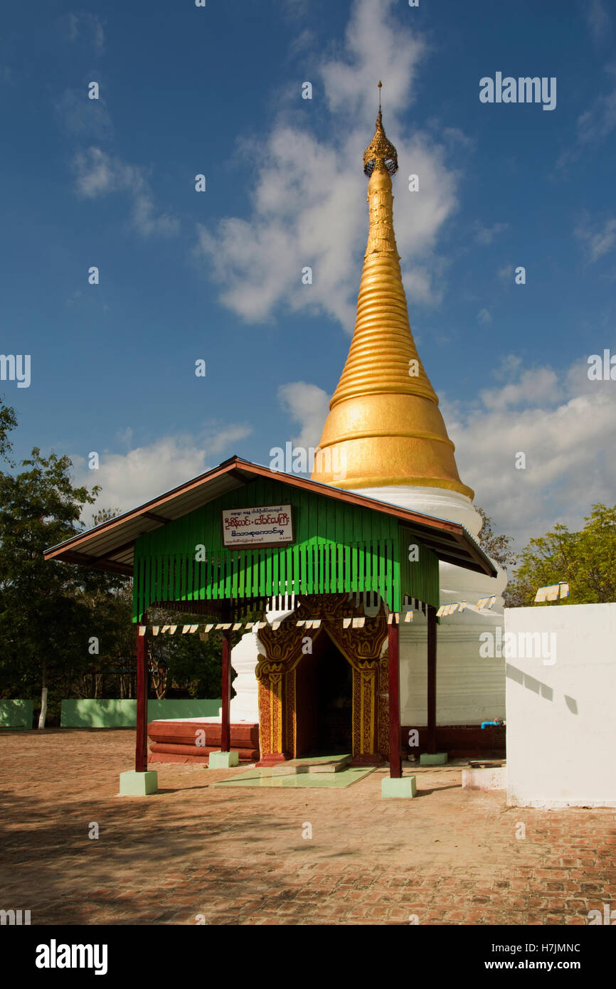 ASIA, Myanmar (Birmania), Divisione Sagaing, Kanee, tempio buddista e stupa dorato al di sopra della città Foto Stock