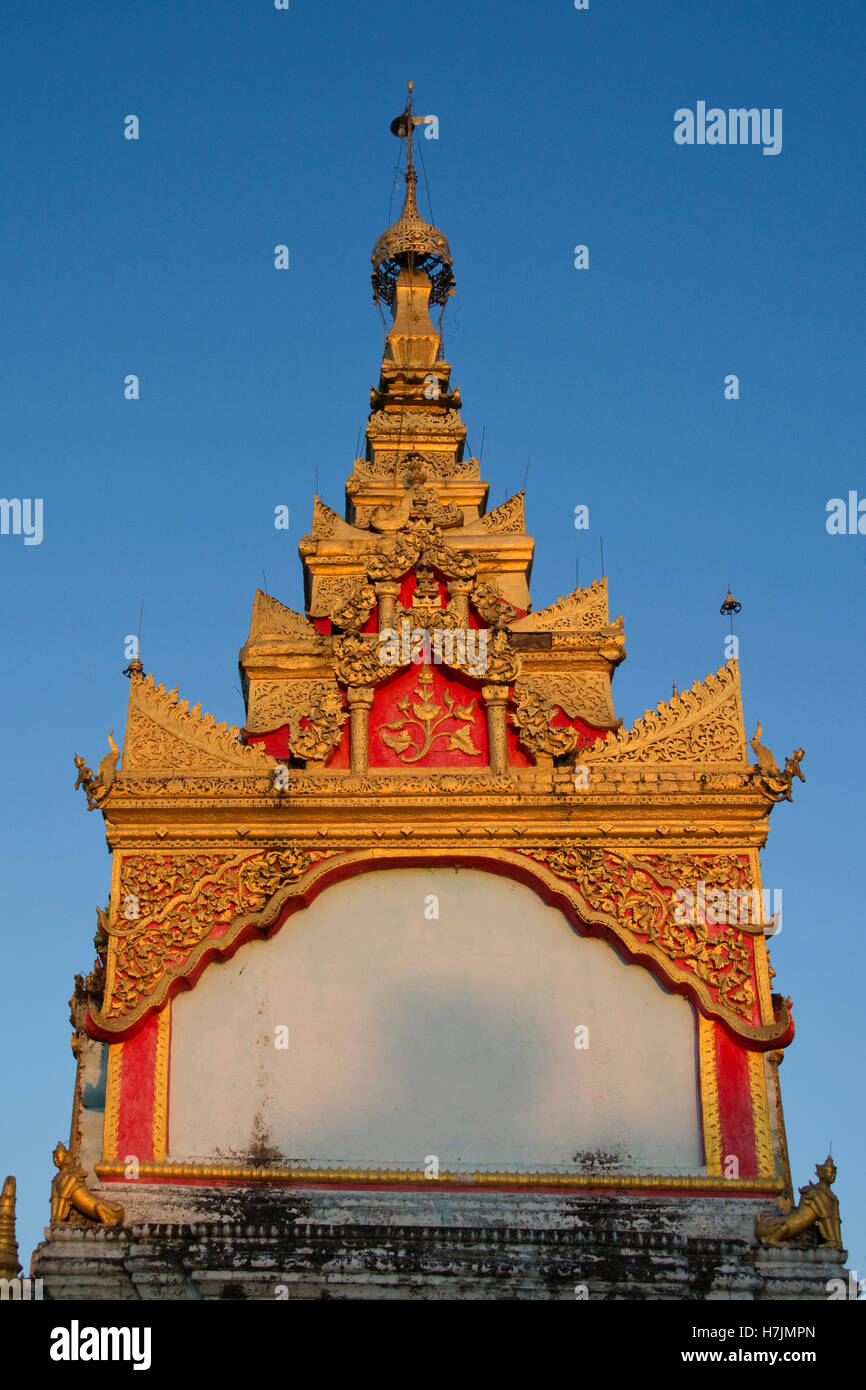 ASIA Myanmar (Birmania), Divisione Sagaing, Mingkin, Chindwin River, Kan Village, legno monastero Buddista, Golden stile tailandese stupa Foto Stock