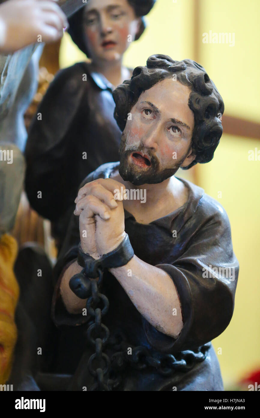 Statua barocca di un prigioniero in preghiera nella Basilica di San Pietro e Paolo Chiesa di Mechelen, Fiandre, in Belgio Foto Stock