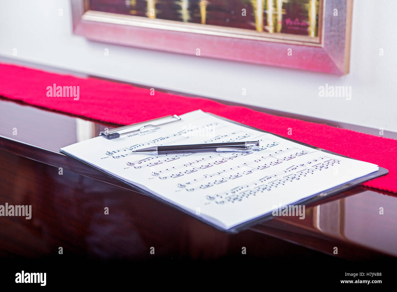 La musica di nodi e Pen Penna a sfera tappeto rosso panno sul piano tavolo pittura murale Foto Stock