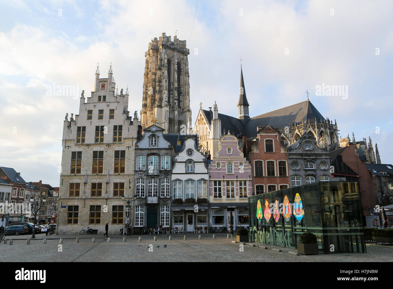 La Piazza del Mercato Centrale e Saint Rumbolt Cattedrale di Mechelen, Fiandre, in Belgio Foto Stock