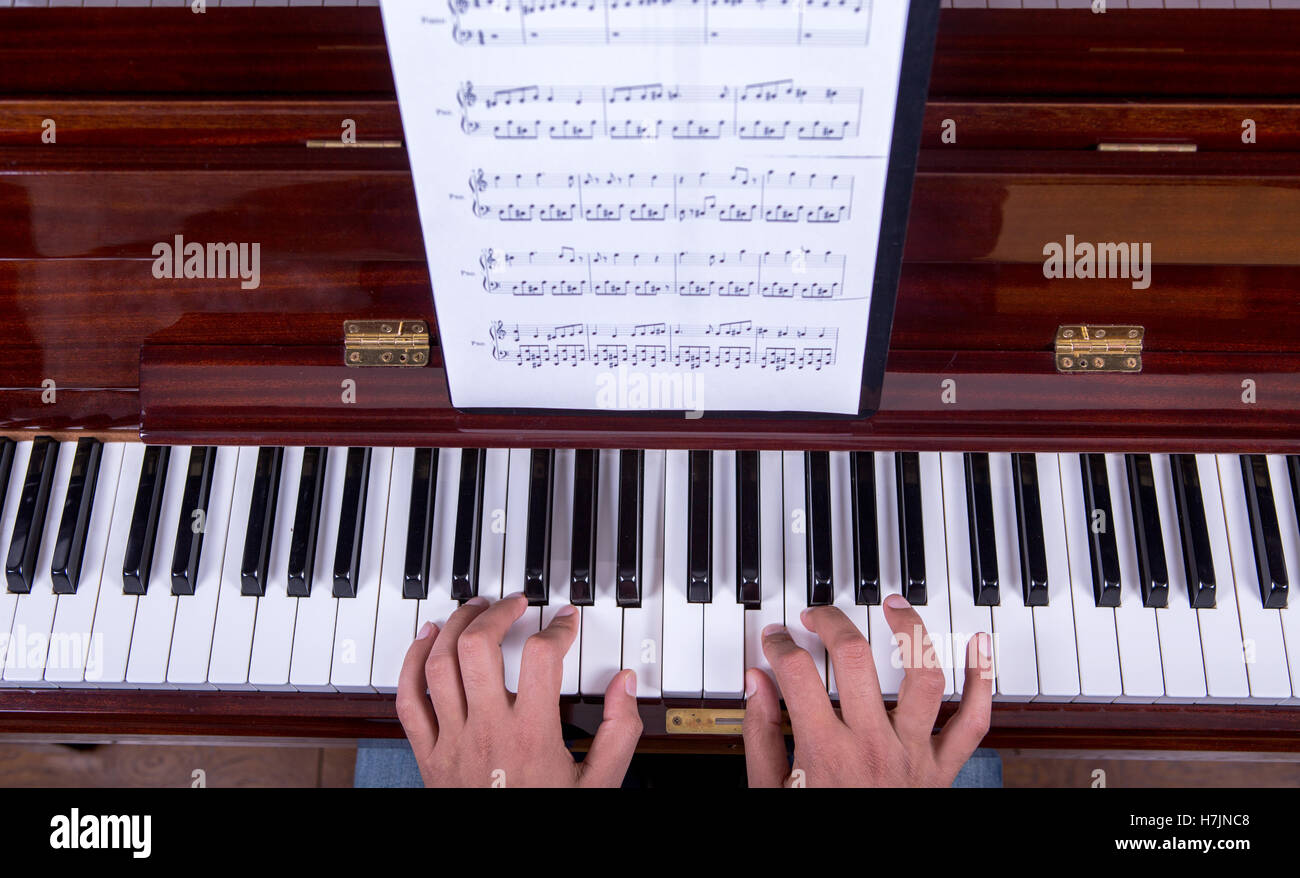 L'uomo suonando piano vista superiore Foto Stock