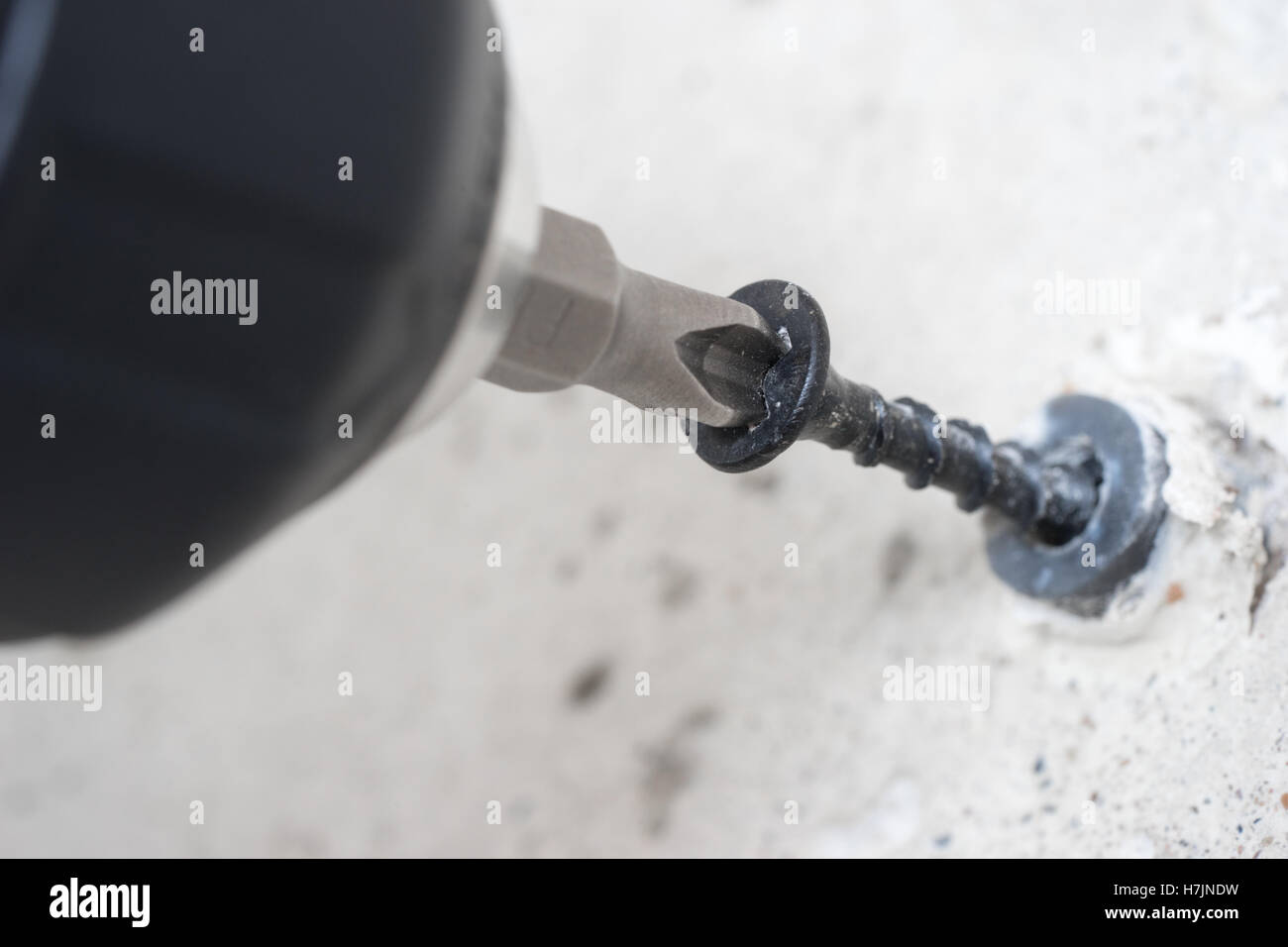 Cacciavite elettrico dello sfondo con la vite, cordless foratura macchina cacciavite Foto Stock