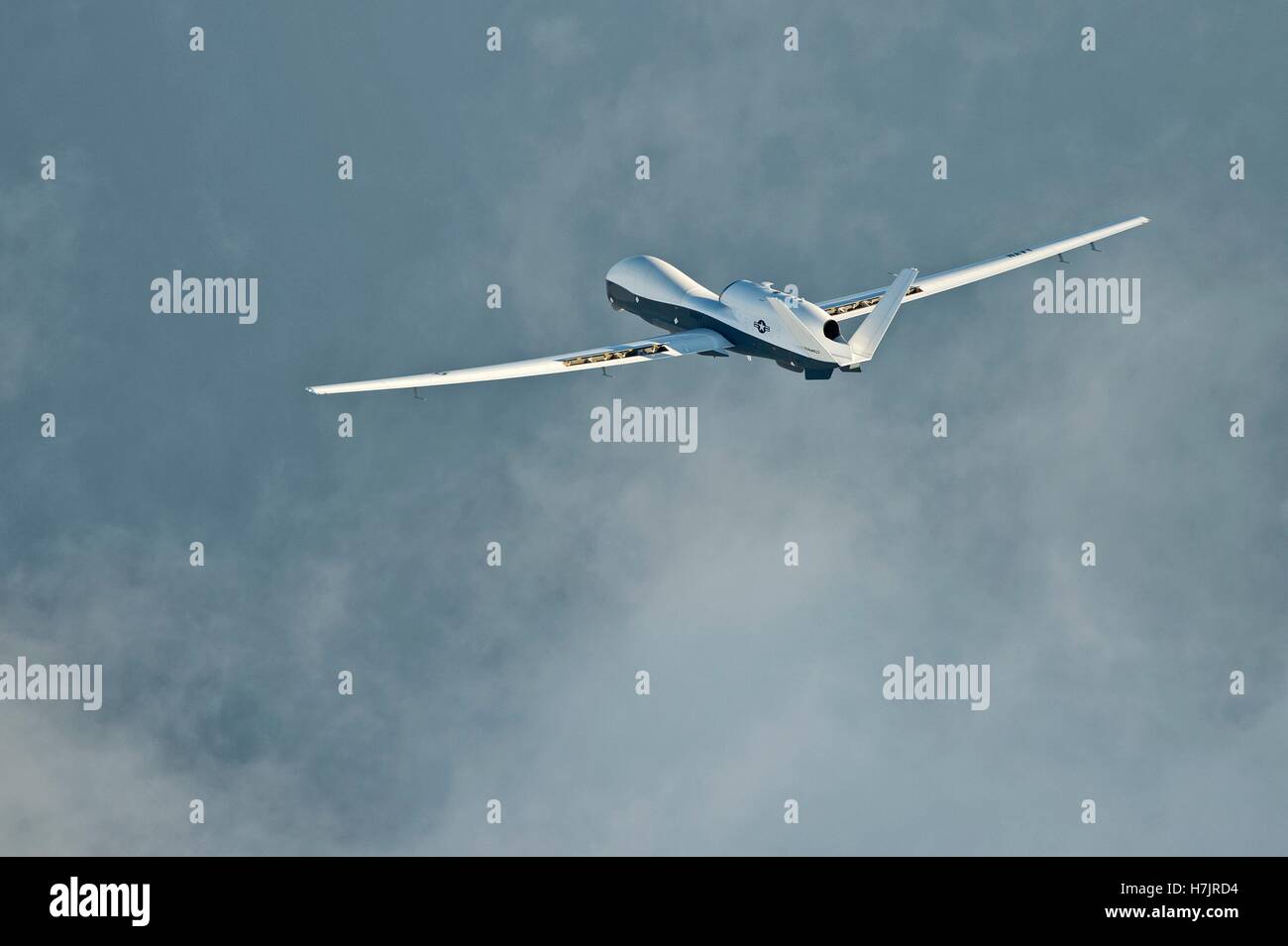 Il MQ-4C Triton velivoli senza pilota si avvicina alla Naval Air Station Patuxent River dopo aver completato il suo inaugurale di cross-country volo dalla California Settembre 18, 2014 in Maryland. Foto Stock