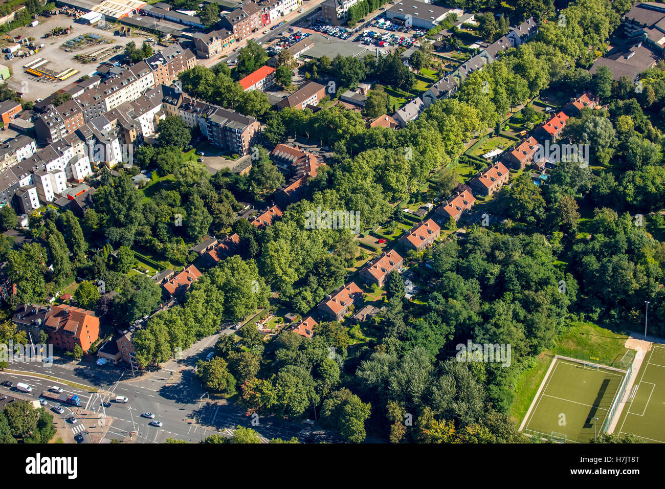 Fotografia aerea, Oberhausen la zona intorno alla stazione principale di vecchia data mining Gustavstrasse colonia, storico della classe operaia station wagon Foto Stock