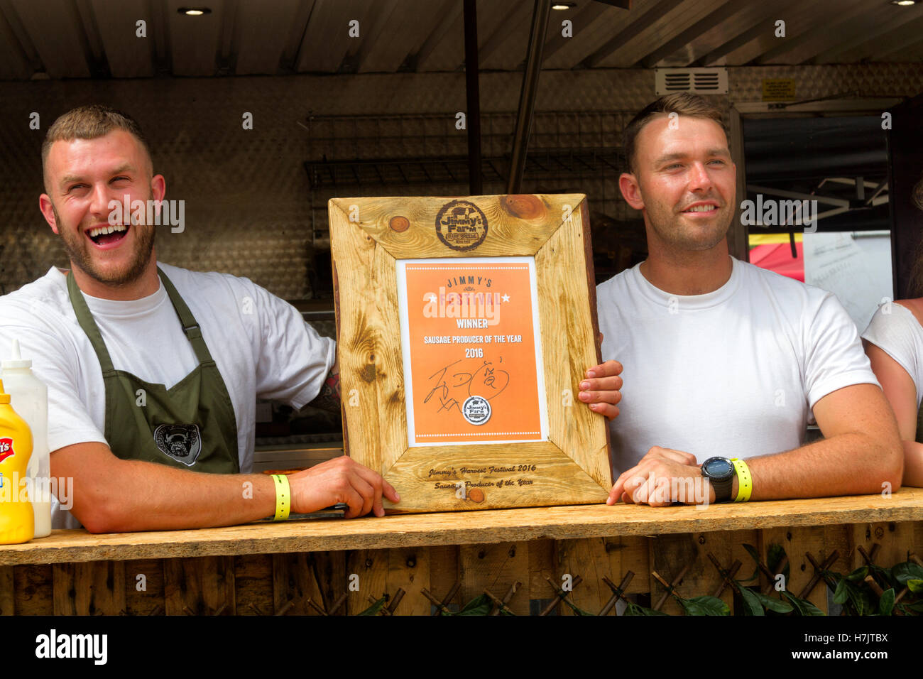 Street Dawgs ricevendo la salsiccia produttore del premio di anno, Festival di musica, Jimmy's Farm, 2016 Foto Stock