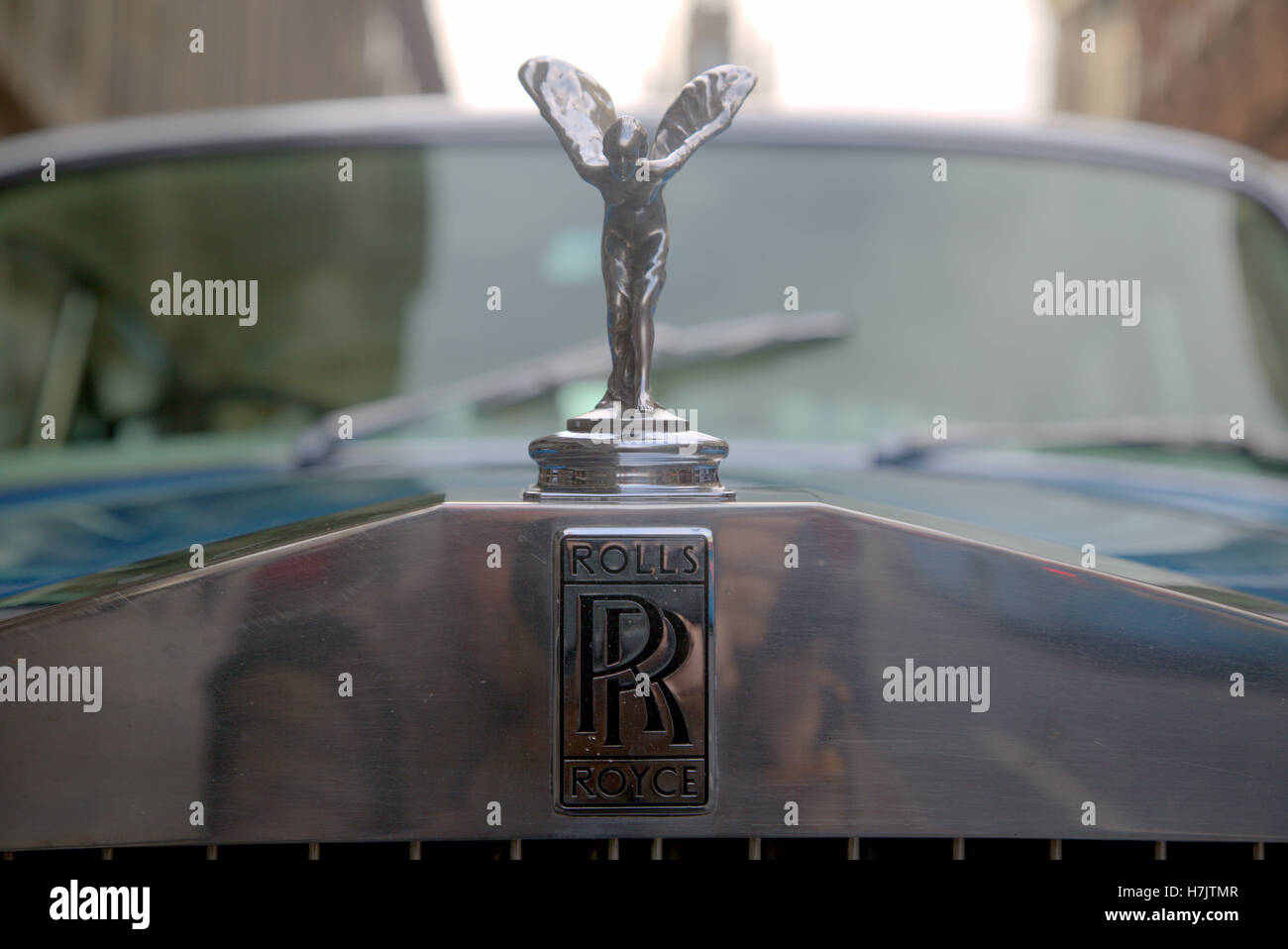 Rolls Royce mascotte cofano vittoria blu argento close up Foto Stock