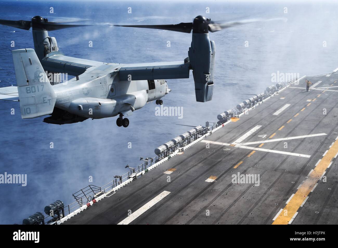 Una V-22A Osprey trasporto aereo atterra a bordo della USN Tarawa-classe assalto anfibio nave USS Peleliu Ottobre 31, 2014 nel Mare della Cina del Sud. Foto Stock