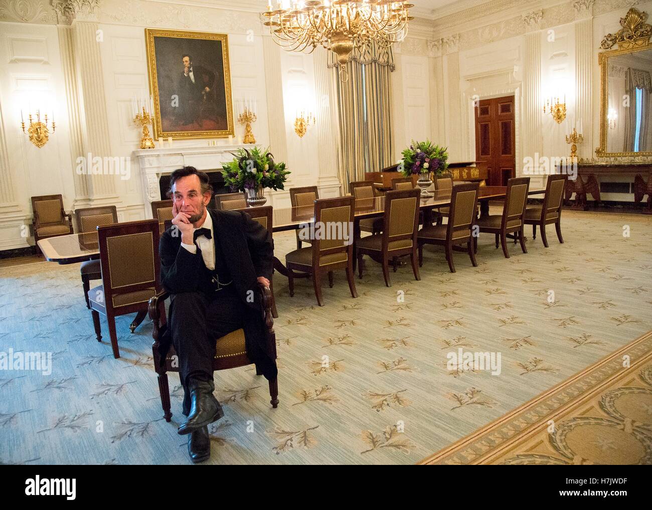 Il presidente Abraham Lincoln ri-enactor Fritz Klein pone dalla famosa Lincoln ritratto nella Casa Bianca membro Sala da Pranzo Ottobre 28, 2016 a Washington, DC. Foto Stock