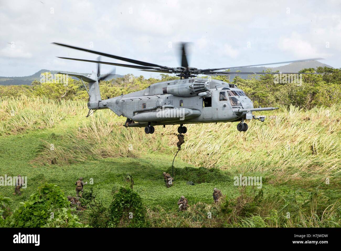 I soldati degli Stati Uniti fast-corda scendono da un CH-53 Super Stallion elicottero durante un ostaggio village lo scenario di addestramento presso la Central Area Formazione Luglio 18, 2014 a Okinawa, Giappone. Foto Stock