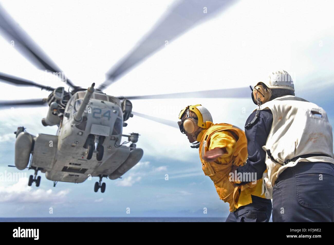 I soldati degli Stati Uniti di segnale come un CH-53E Super Stallion elicottero lancia dal ponte di volo dell'USN Whidbey Island-class amphibious dock landing ship USS Ashland Agosto 17, 2014 nell'Oceano Pacifico. Foto Stock