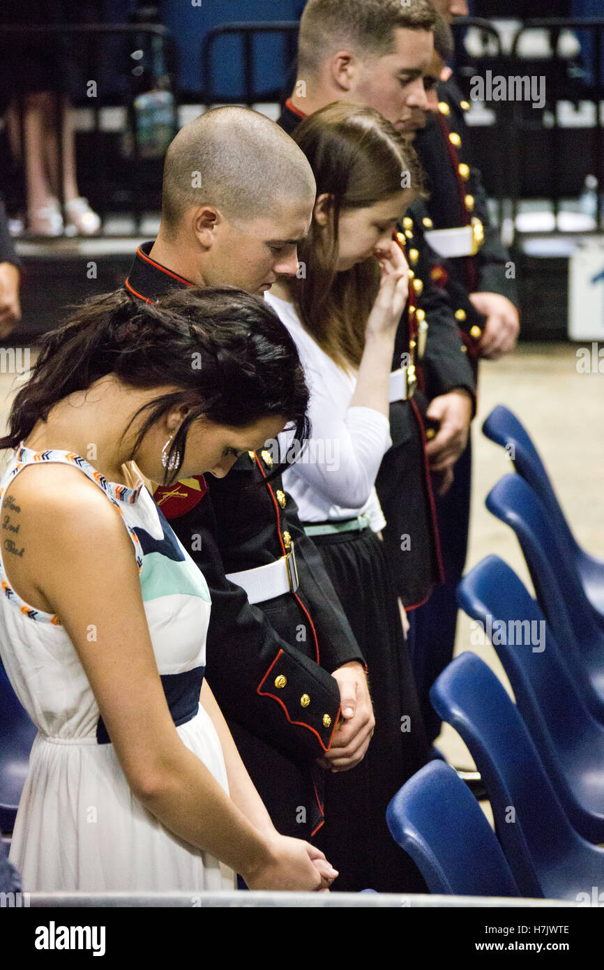 U.S. militari e civili frequentare un memoriale di servizio per cinque soldati degli Stati Uniti a Chattanooga McKenzie Arena Agosto 15, 2015 a Chattanooga, Tennessee. I soldati sono stati uccisi in un attacco terroristico su diversi militari centri di reclutamento a Chattanooga. Foto Stock