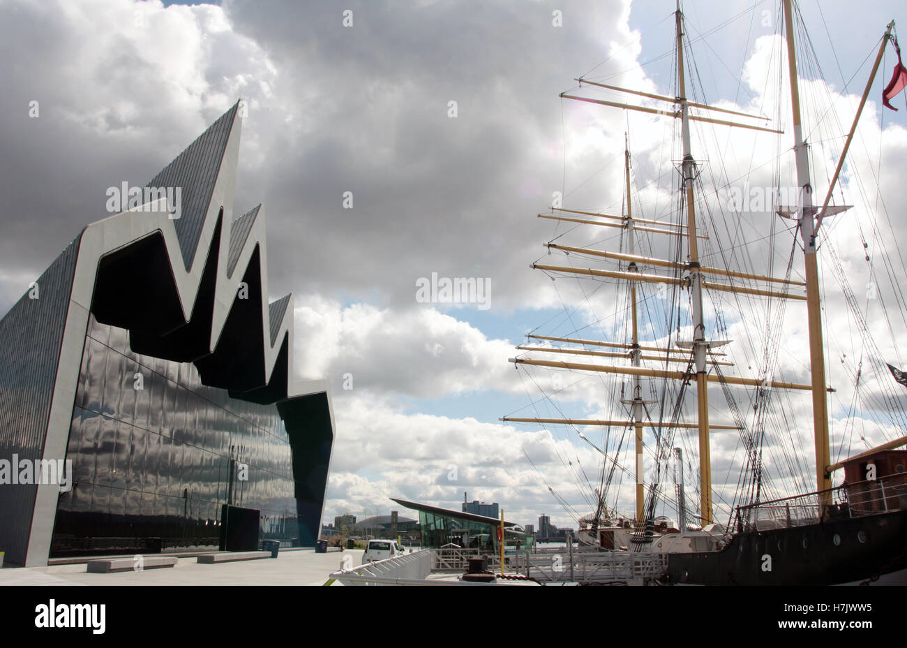 Riverside Museum e i montanti del Glenlee tall ship sulle rive del fiume Clyde a Glasgow. Foto Stock