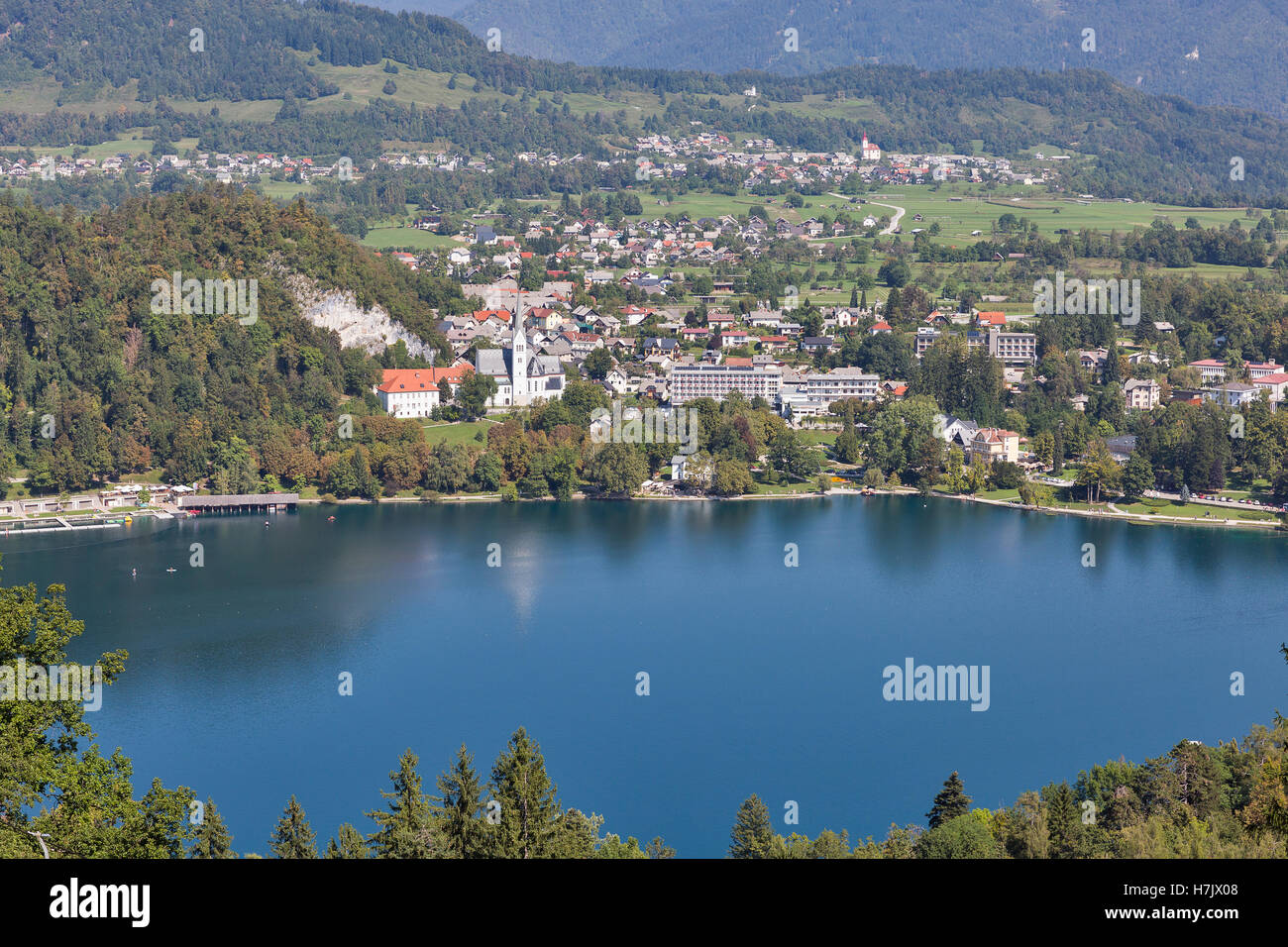 St. Martins Chiesa Parrocchiale che si affaccia sul lago di Bled in Slovenia. Uno dei siti pittoreschi della nazione. Foto Stock