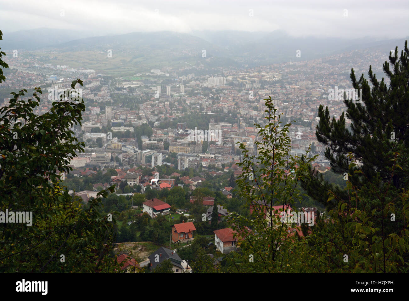Si affaccia sulla città di Sarajevo da un serbo cecchini nido su Mt. Trebvic lasciati dalla guerra bosniaca. Foto Stock