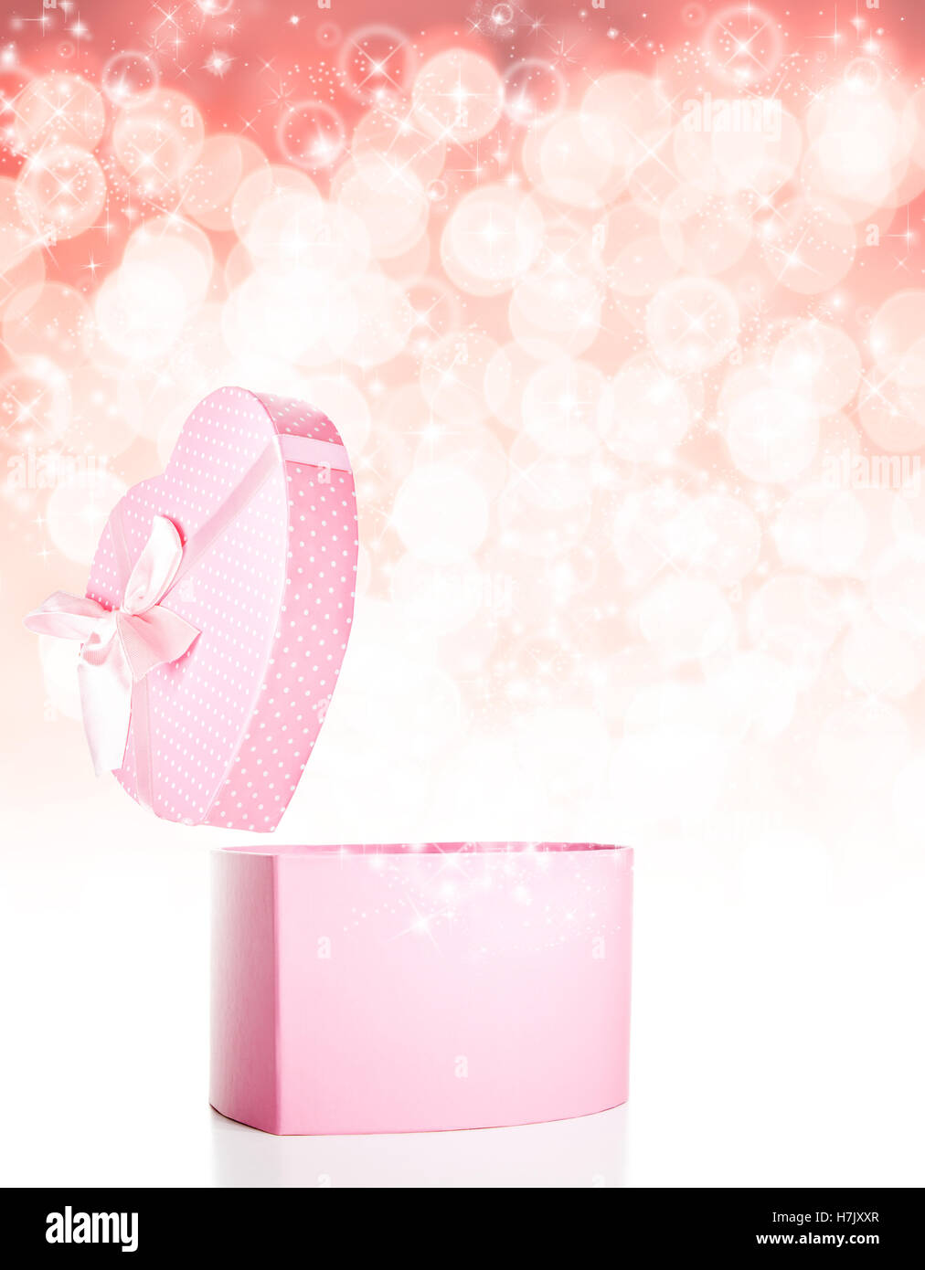 Rosa, polka dot confezione regalo sorpresa con galleggiante di glitter e spazio di copia Foto Stock