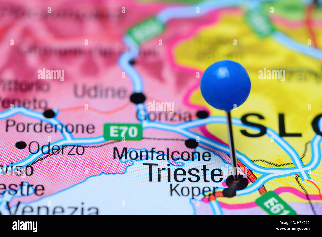 Trieste imperniata su una mappa di Italia Foto Stock