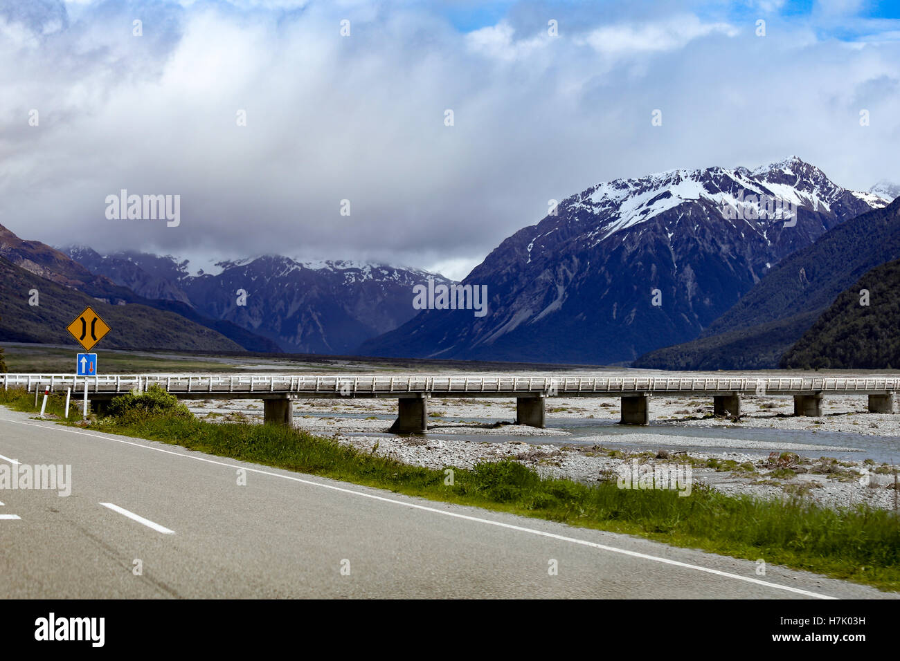 Canterbury, Nuova Zelanda: uno vecchio-lane ponte attraversa il fiume Bealey. Foto Stock