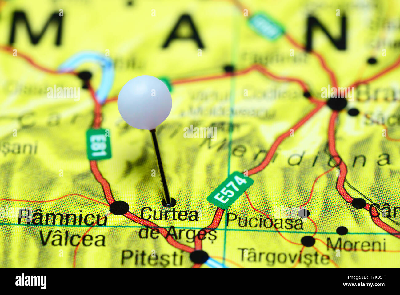 Curtea de Arges imperniata su una mappa della Romania Foto Stock