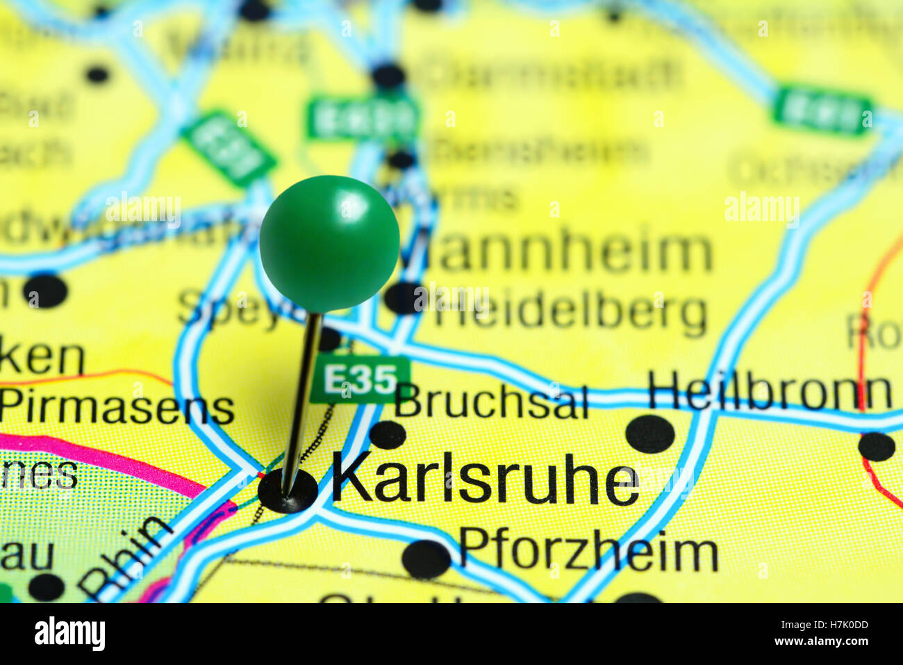 Karlsruhe imperniata su una mappa della Germania Foto Stock