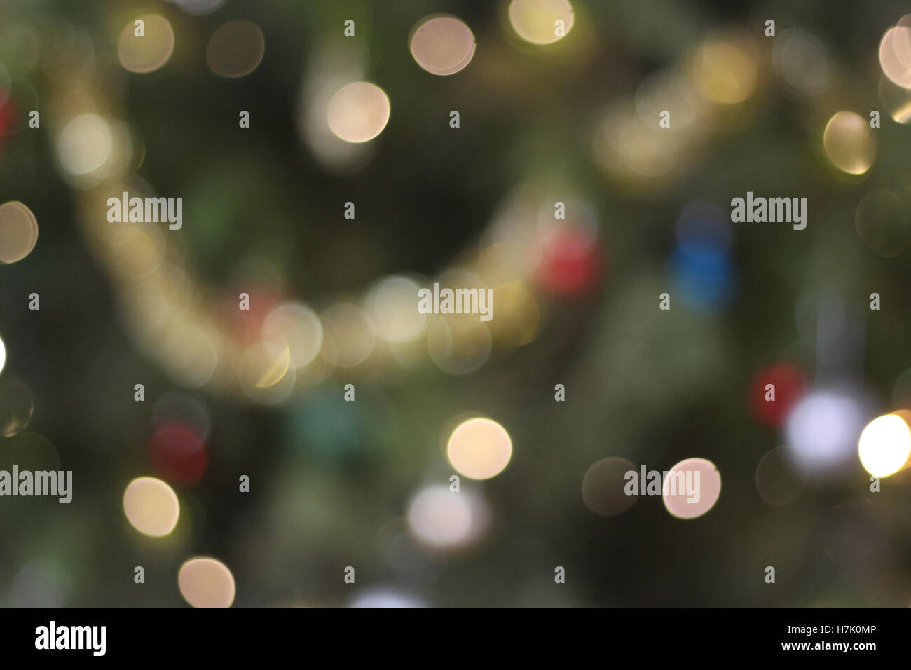 Defocussed sfondo di Natale - albero di Natale, bokeh luci e baubles. Foto Stock