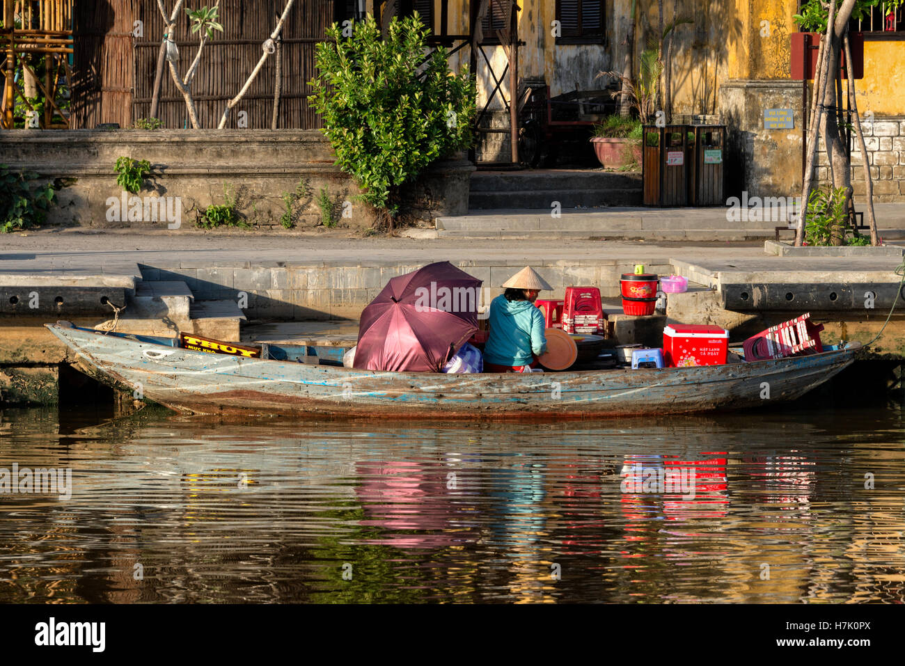 Venditore di cibo sulla sua barca ad Hoi An Foto Stock