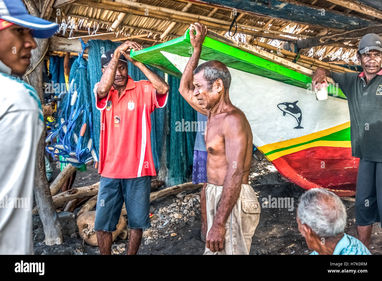 Un gruppo di pescatori tradizionali che hanno conversazione nel villaggio di Lamalera, Isola di Lembata, Indonesia. Foto Stock