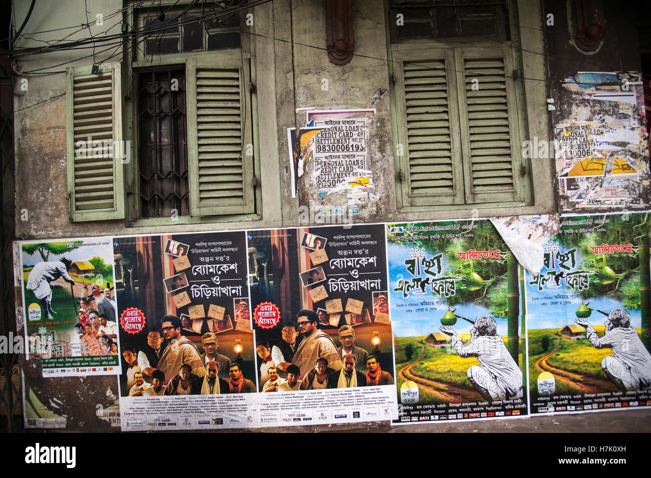 Finestre con persiane tipiche delle vecchie case di Kolkata in Kolkatat West Bengal india Foto Stock