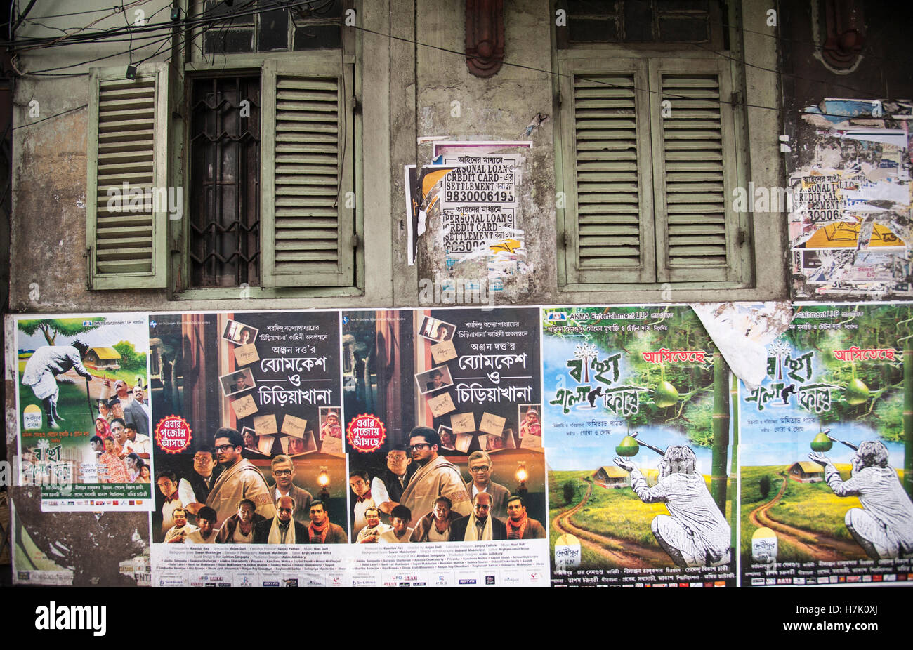 Finestre con persiane tipiche delle vecchie case di Kolkata in Kolkatat West Bengal india Foto Stock