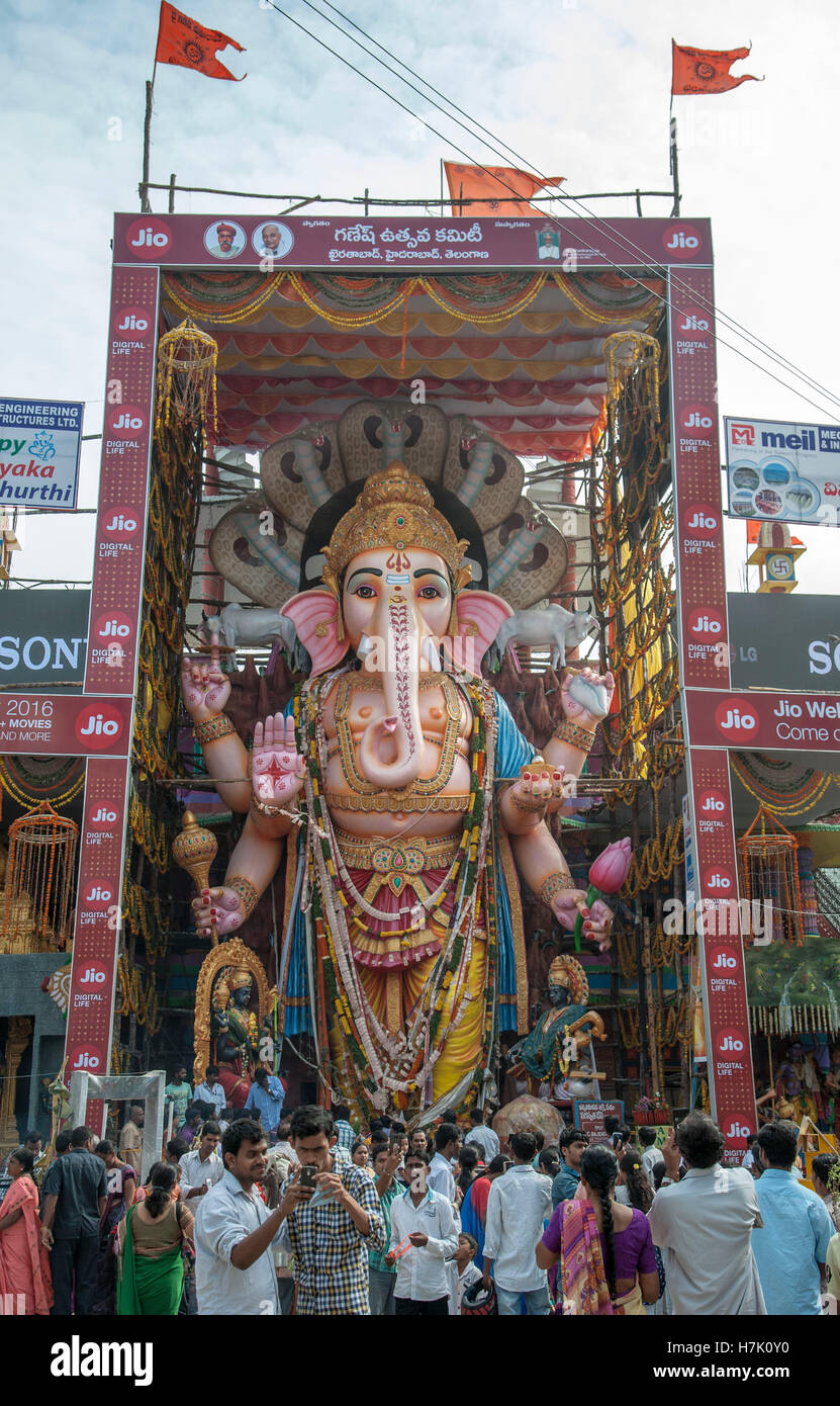 Più alto Ganesha idolo 58 piedi di altezza idolo Ganesh 2016 a Khairatabad Hyderabad Telangana india Foto Stock