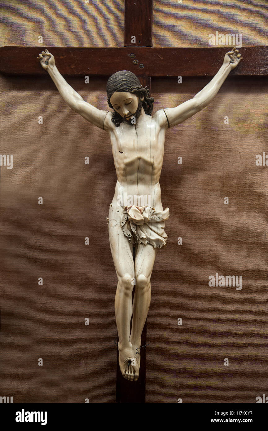 Il corpo del Cristo è intagliato da un singolo un avorio del brosmio nella Salar Jung Museo Telangana Hyderabad india Foto Stock