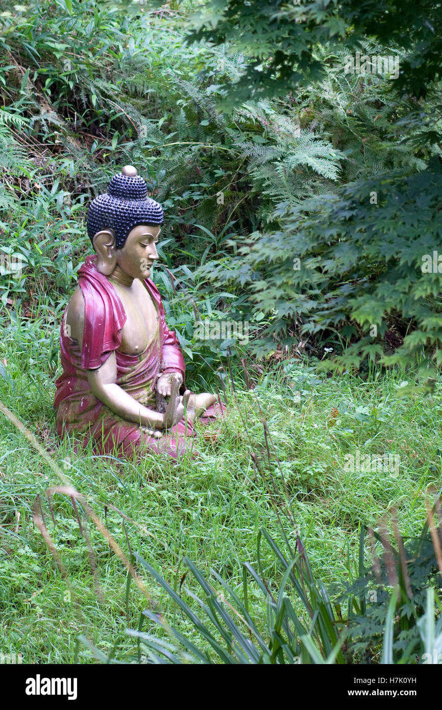 Statua di Buddha tailandese in meditazione nei boschi Foto Stock