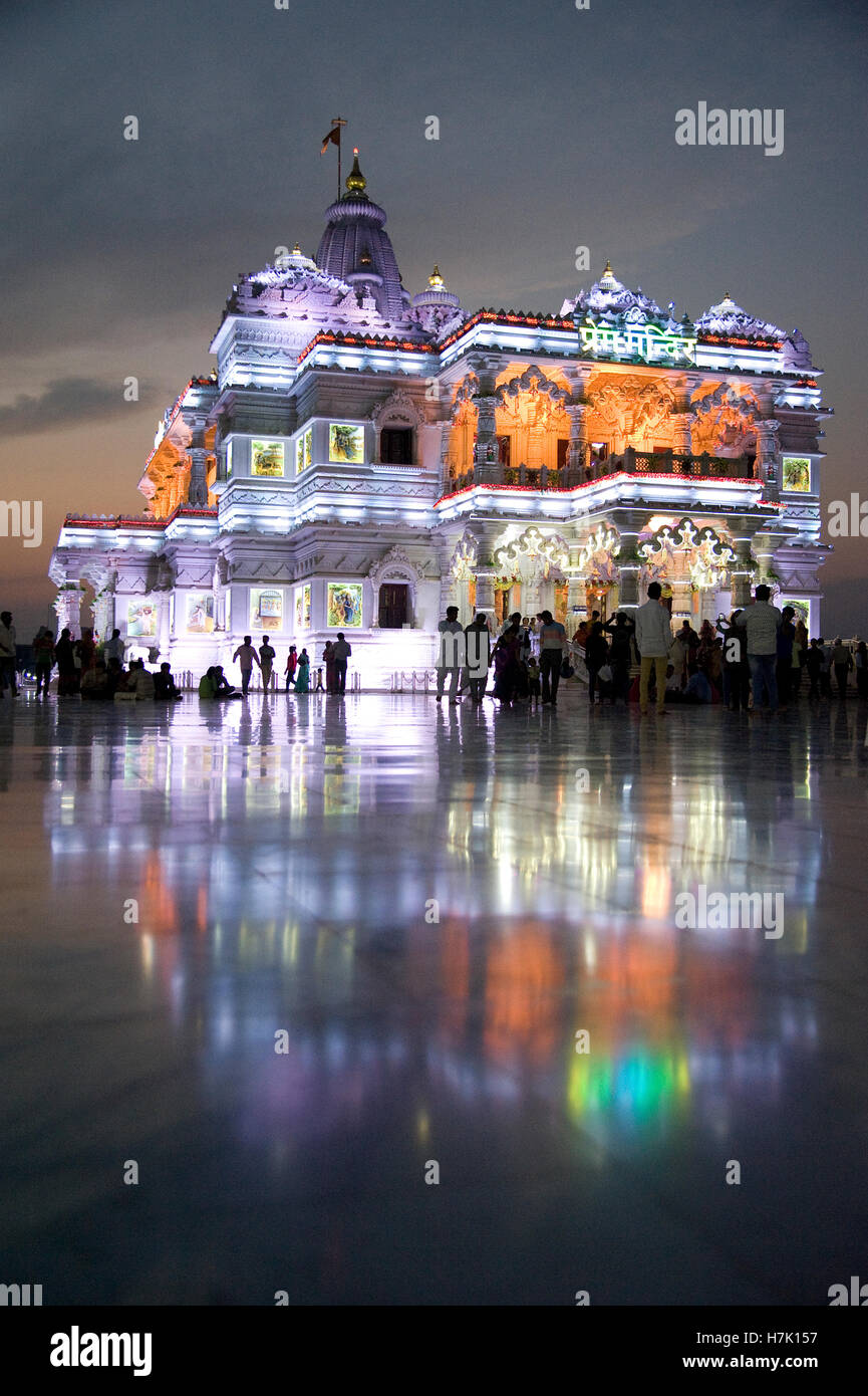 Prem Mandir ( amore tempio) tempio dell amore divino nella notte a Raman su reti stradali Mathura Vrindavan Uttar Pradesh 281121 Foto Stock