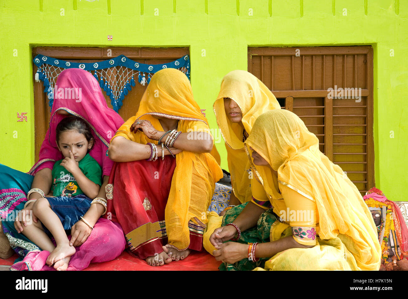 Quattro donne indiane in velo colorato ( ghunghat) a Ujjain ram ghat Madhya Pradesh india Foto Stock