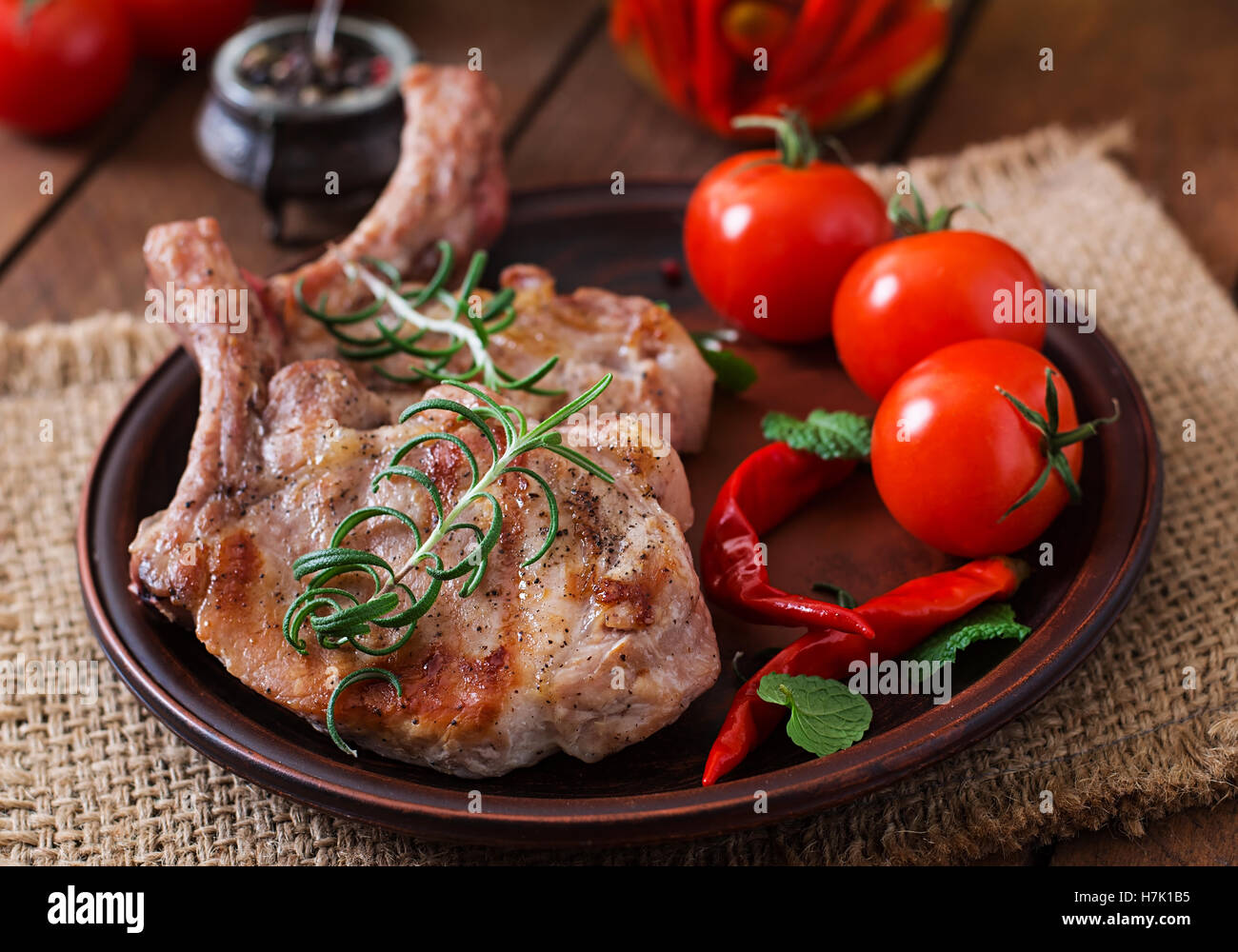 Grigliata di succosa bistecca con l'osso con verdure Foto Stock