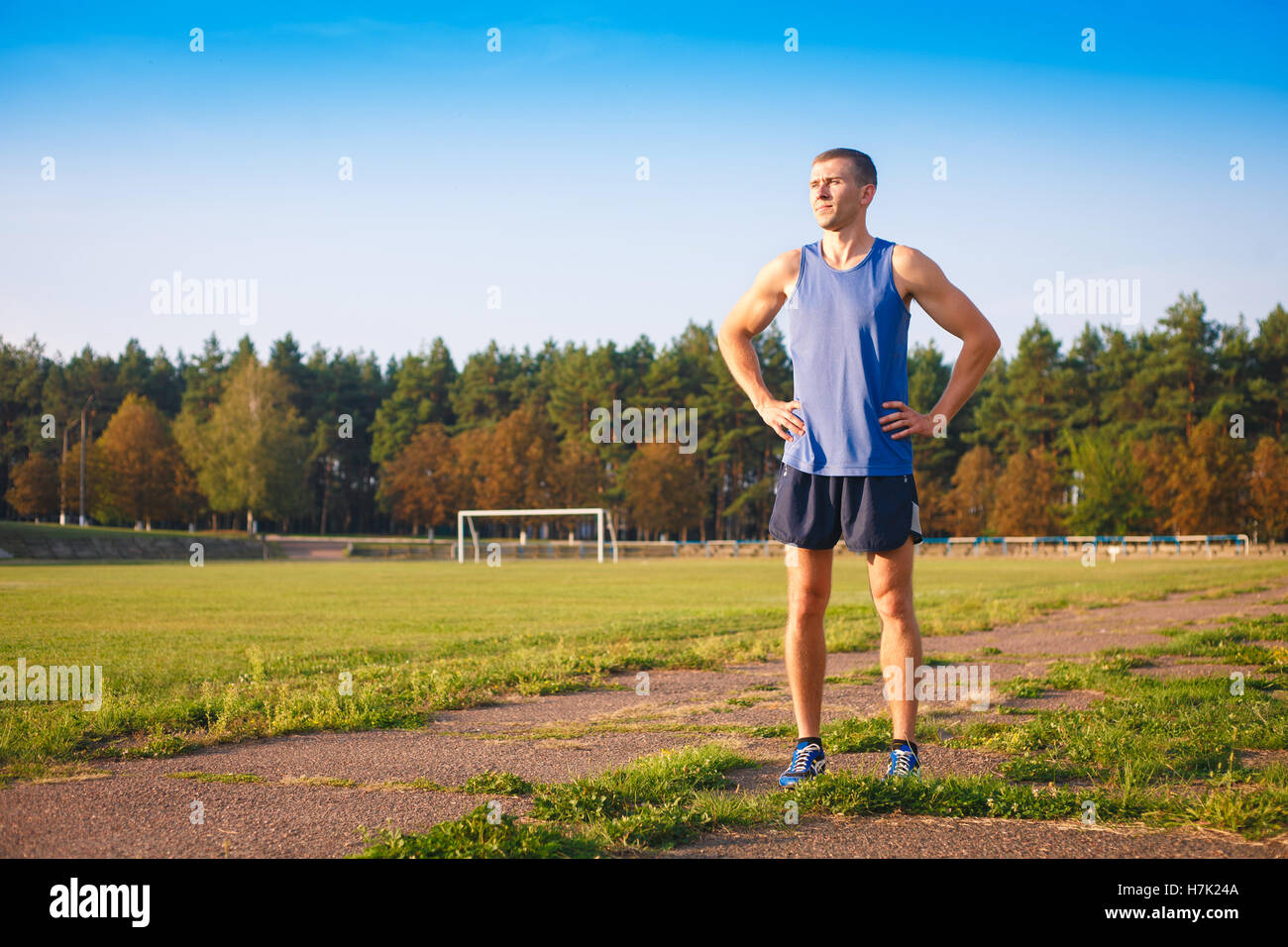 Atletica Giovane uomo in piedi presso il vecchio stadio. Foto Stock